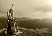 38 Alla Madonnina del Baciamorti con vista sulla cresta di salita